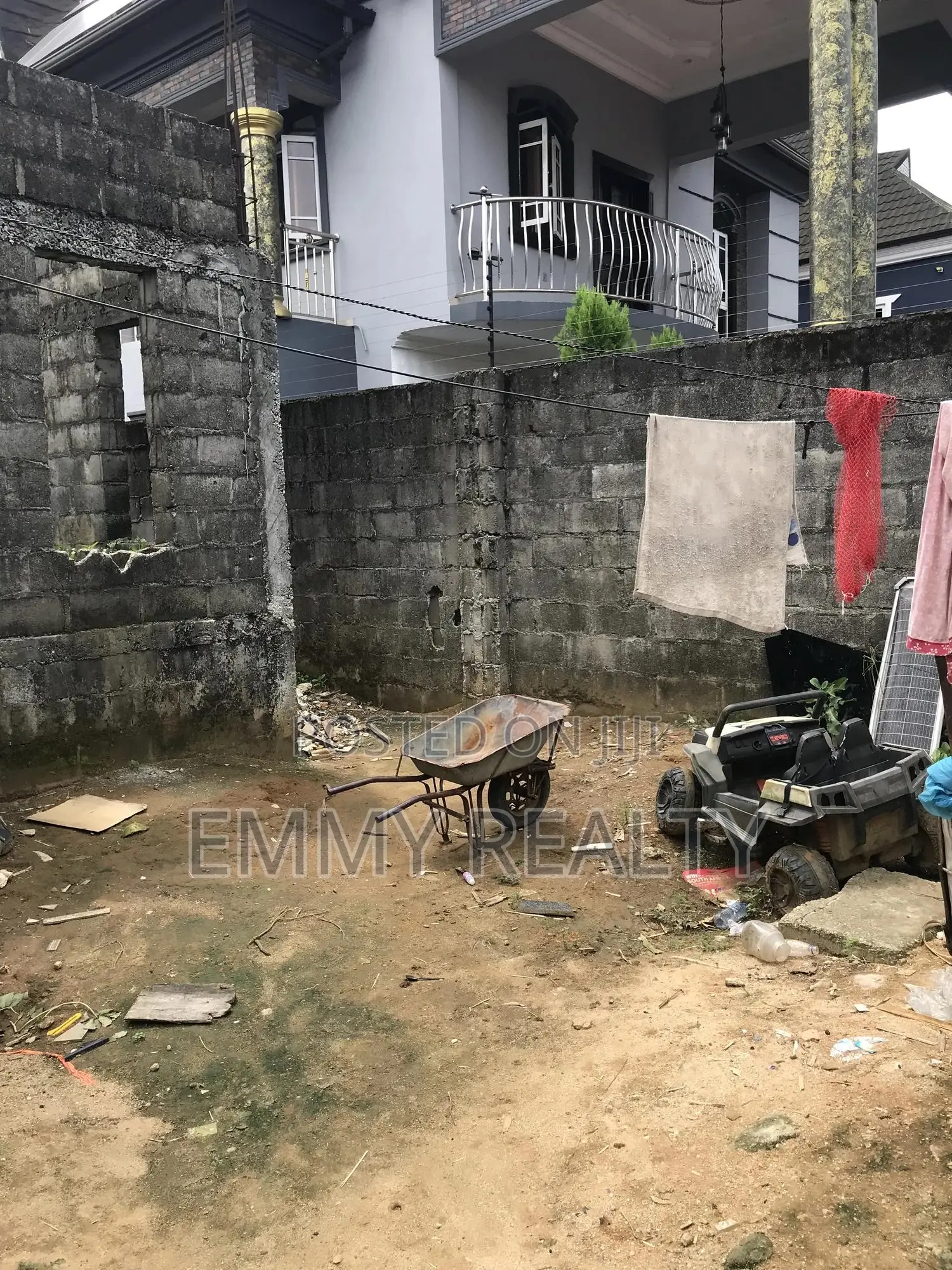 One Plot of Land With a 5 Bedroom Duplex Structure on It in Eliozu