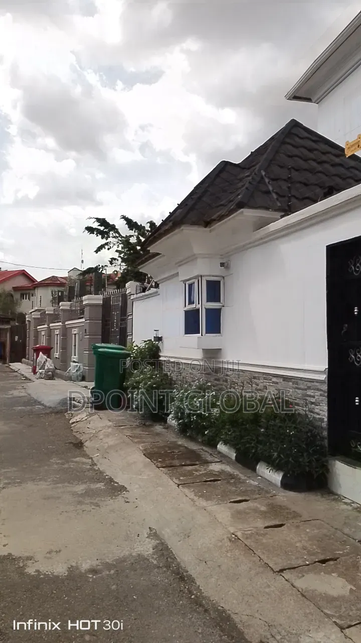 8bdrm Duplex in Gemade Estate, Ipaja / Ipaja for sale in Ipaja / Ipaja