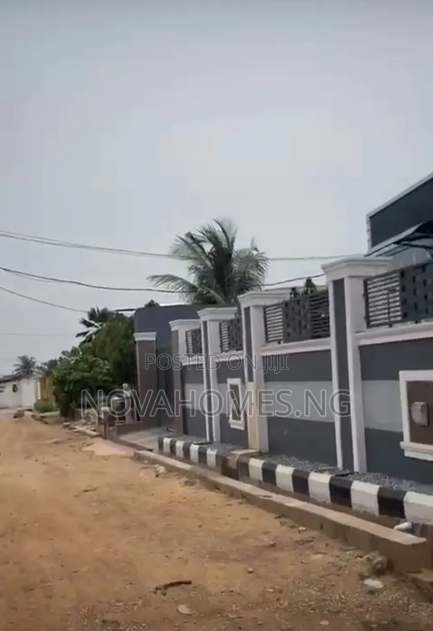 600sqm Land for Sale in Alakia