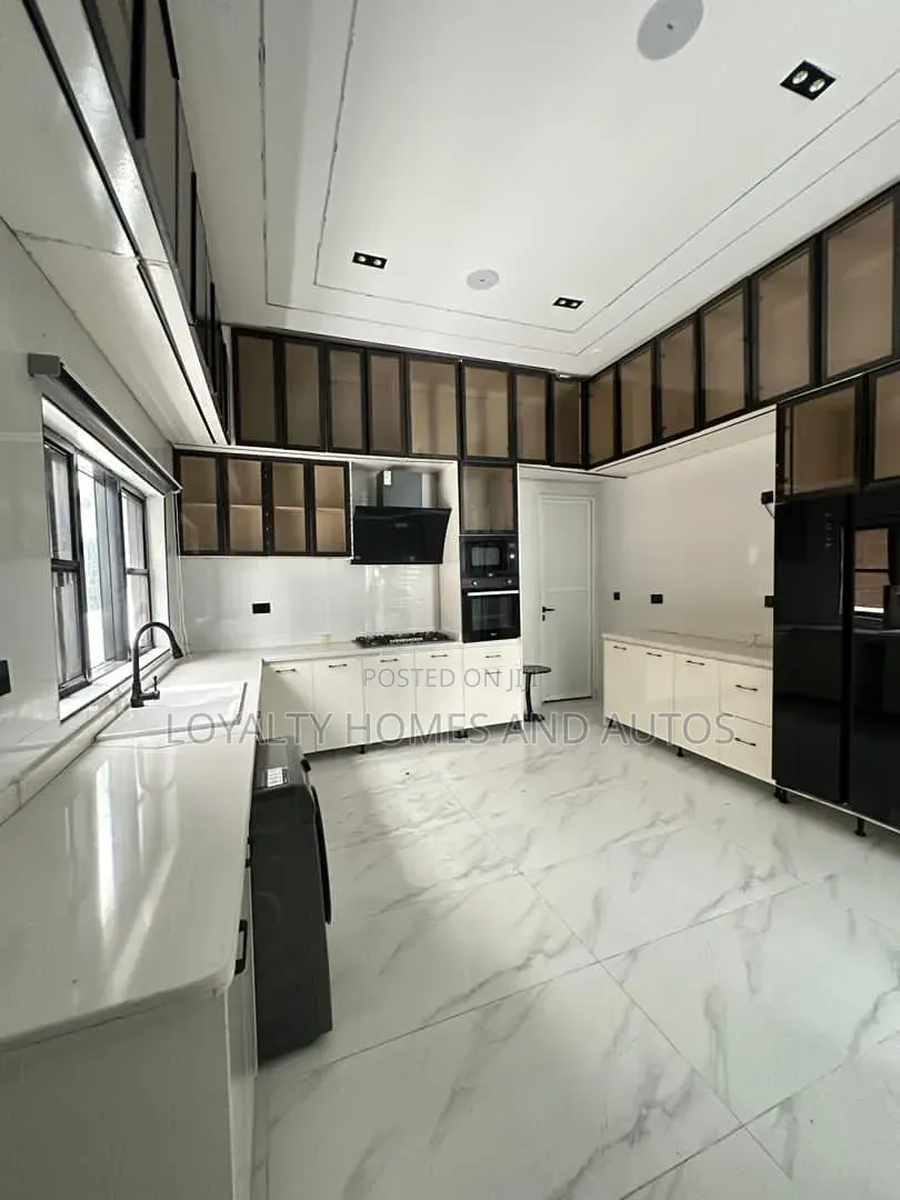 Furnished 5bdrm Duplex in Chevron for sale in Chevron