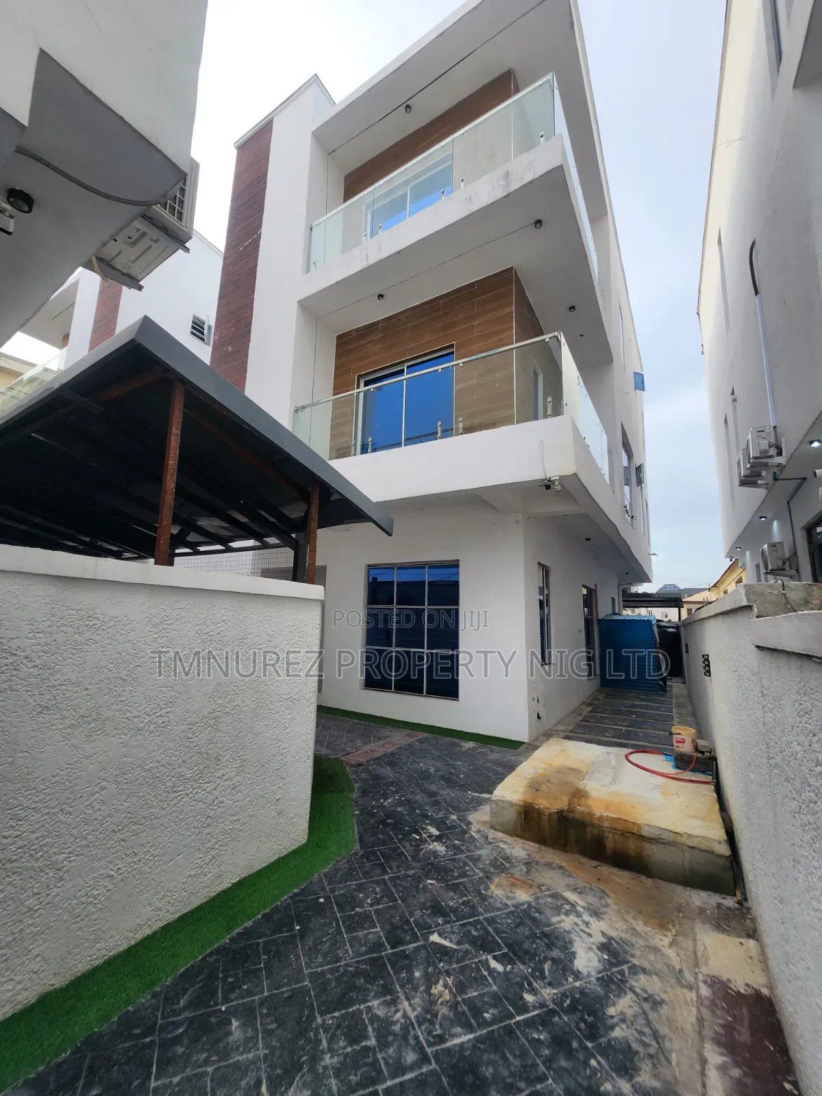 5bdrm Duplex in Chevron for rent in Chevron