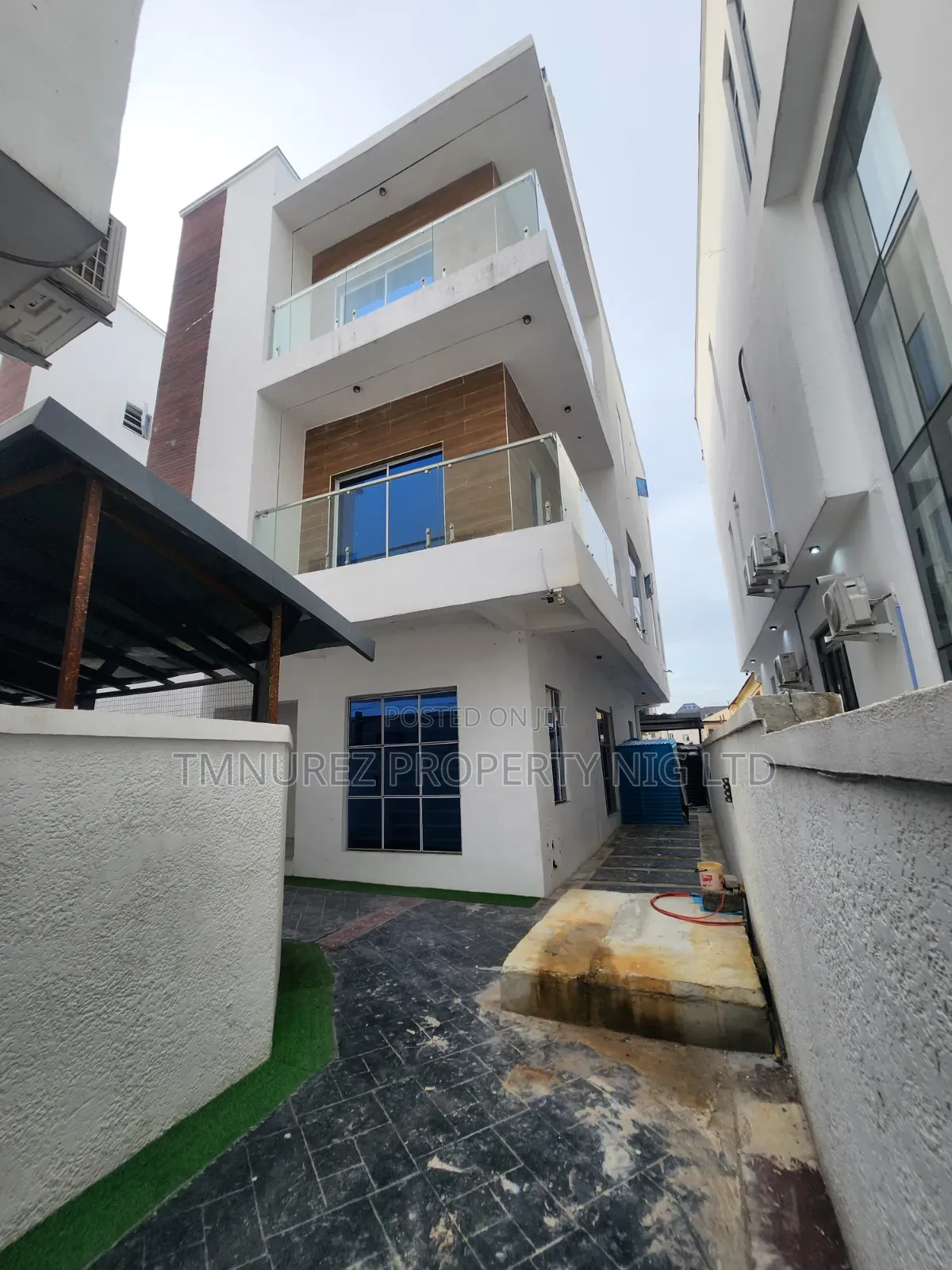 5bdrm Duplex in Chevron for rent in Chevron
