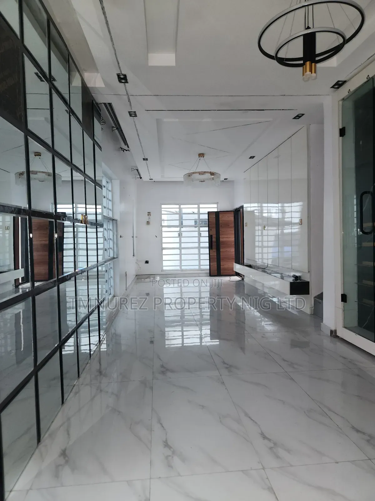 5bdrm Duplex in Chevron for rent in Chevron