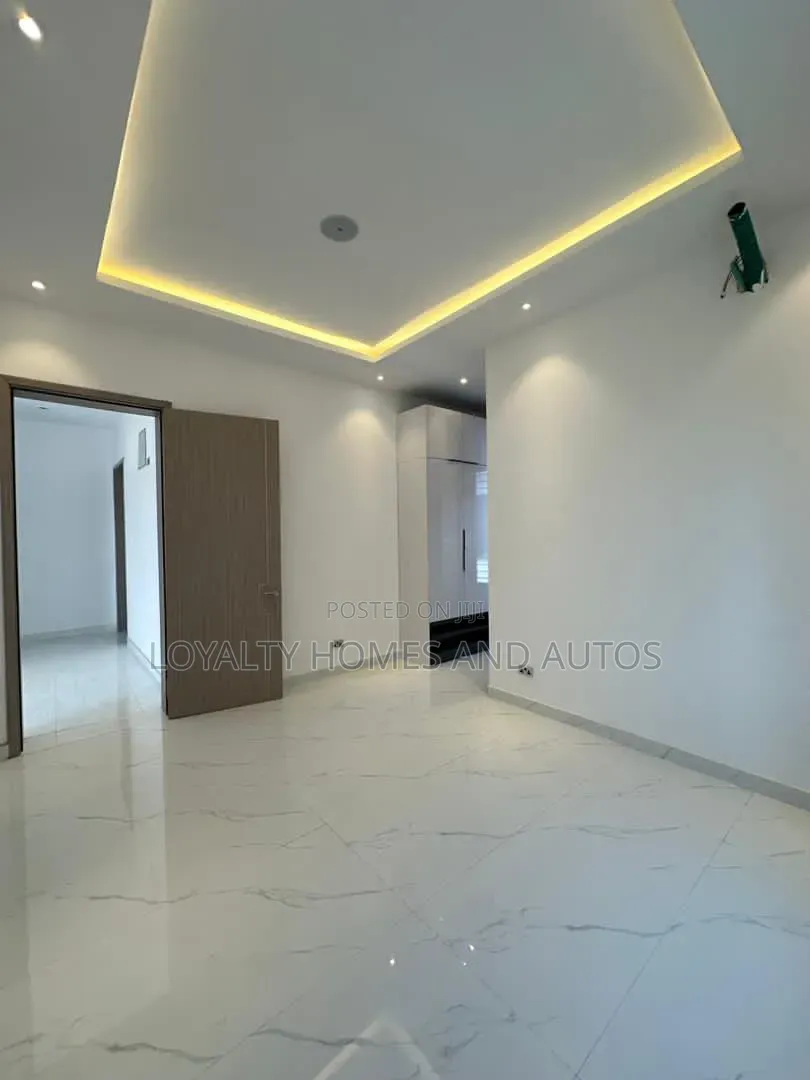 5bdrm Duplex in Chevron for sale in Chevron