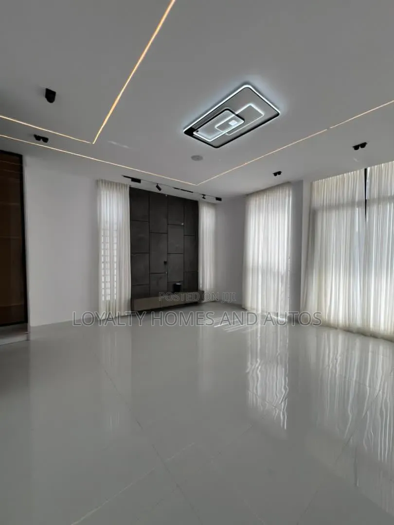 5bdrm Duplex in Ikota for sale in Ikota
