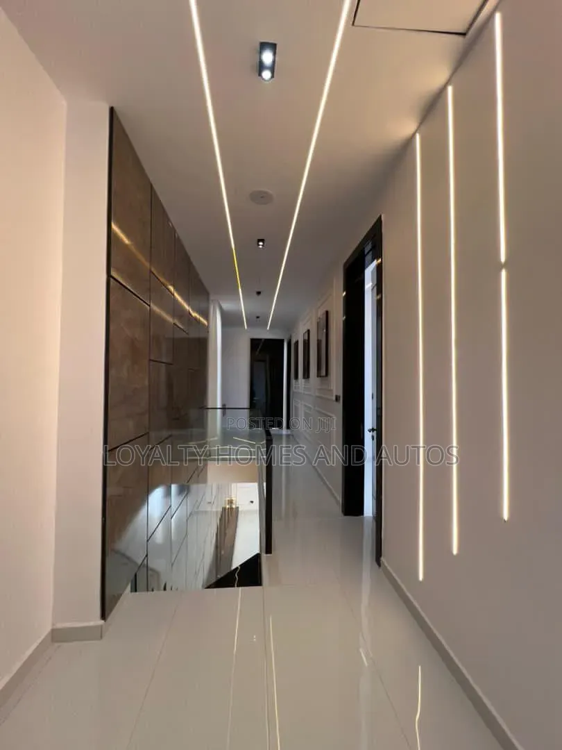 5bdrm Duplex in Ikota for sale in Ikota