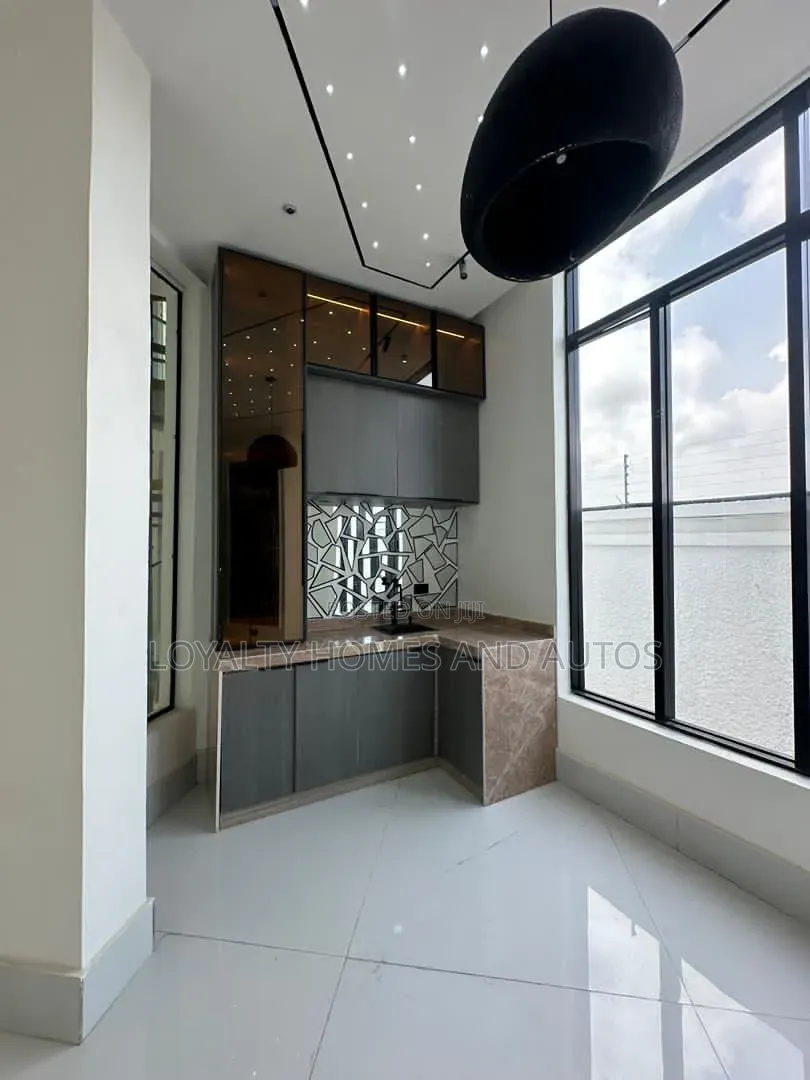 5bdrm Duplex in Chevron for sale in Chevron