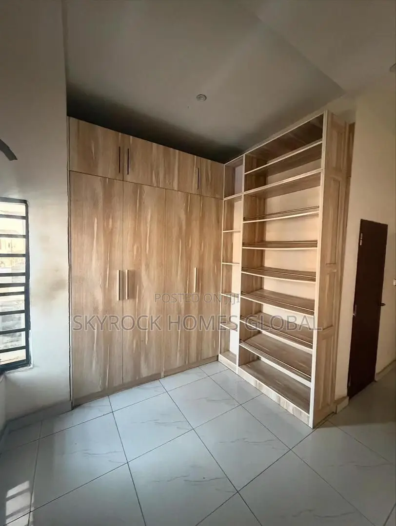 4bdrm Duplex in Chevron for rent in Chevron