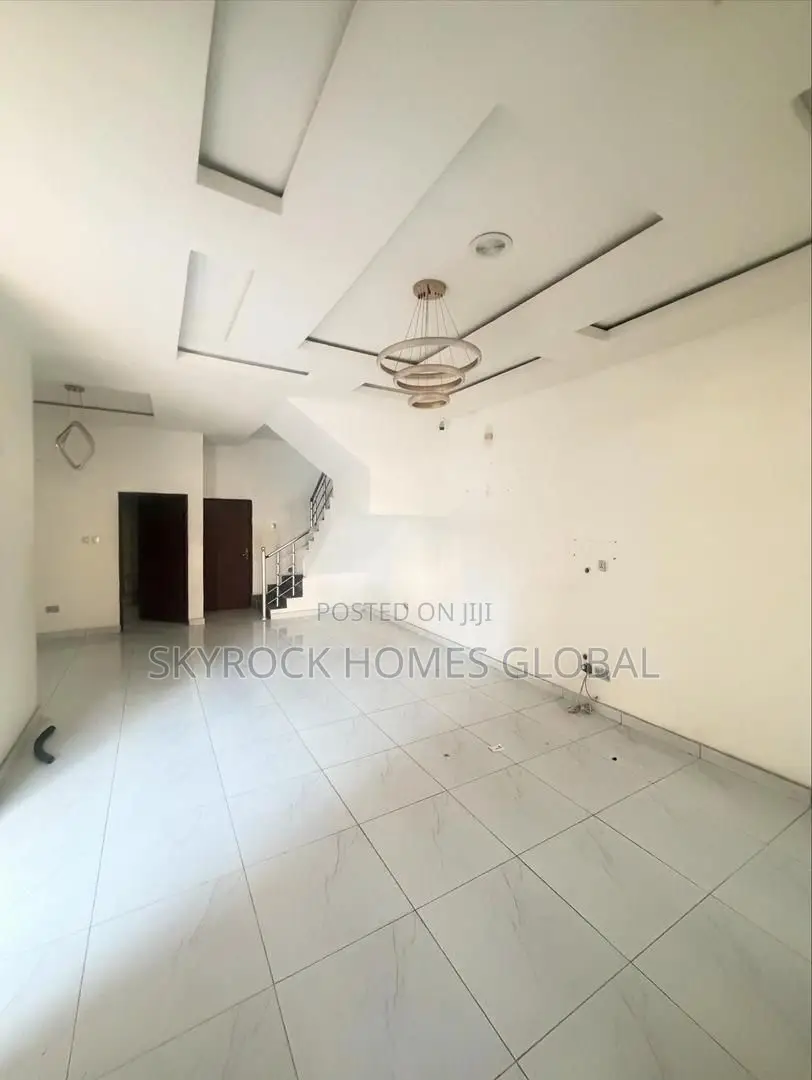 4bdrm Duplex in Chevron for rent in Chevron
