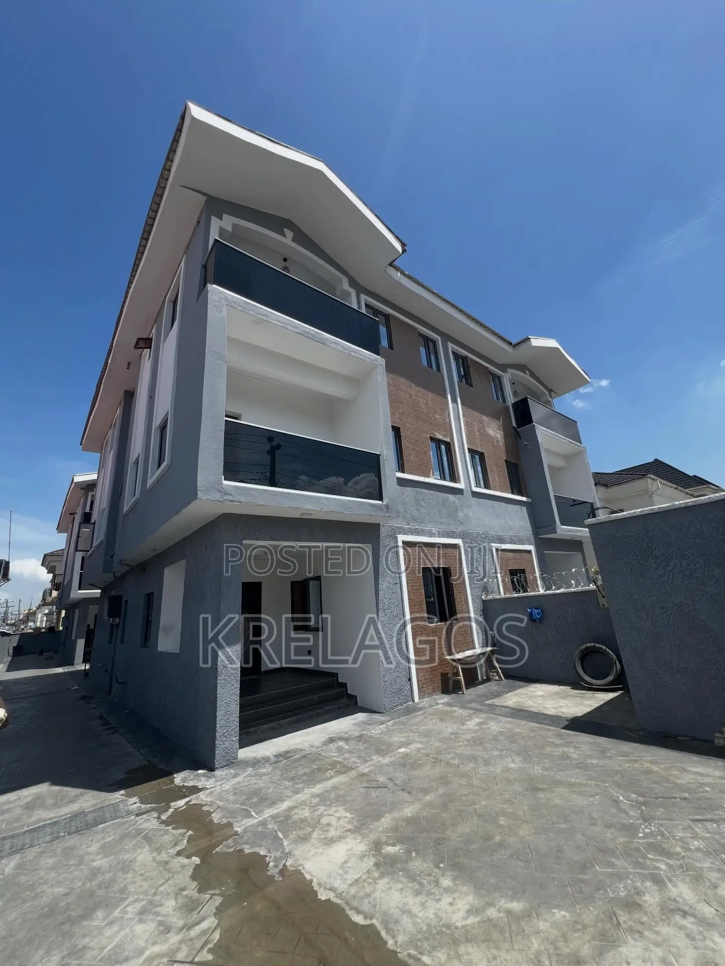 4bdrm Duplex in Chevron for rent in Chevron
