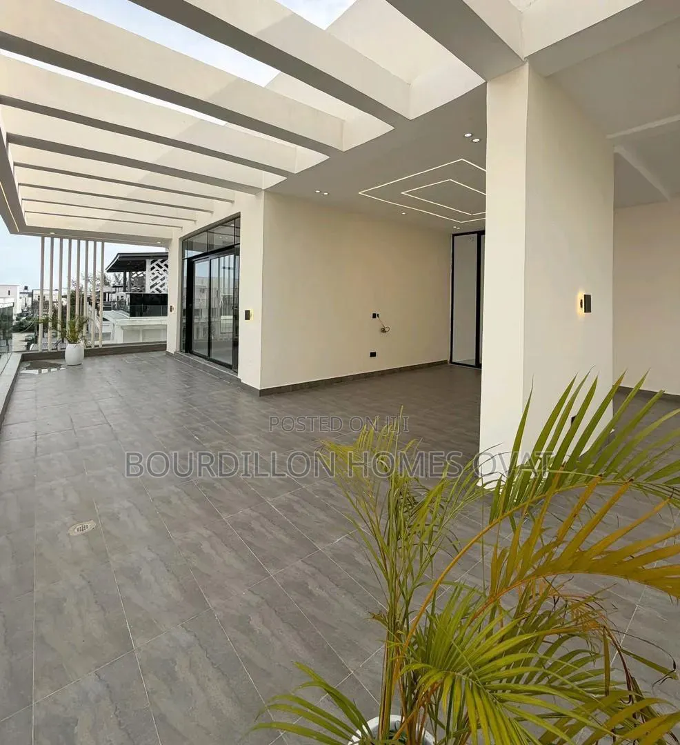 5bdrm Duplex in Megamound Estate for sale in Ilaje / Lekki