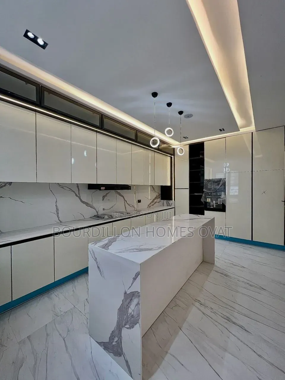 5bdrm Duplex in Chevron Toll Gate for sale in Chevron