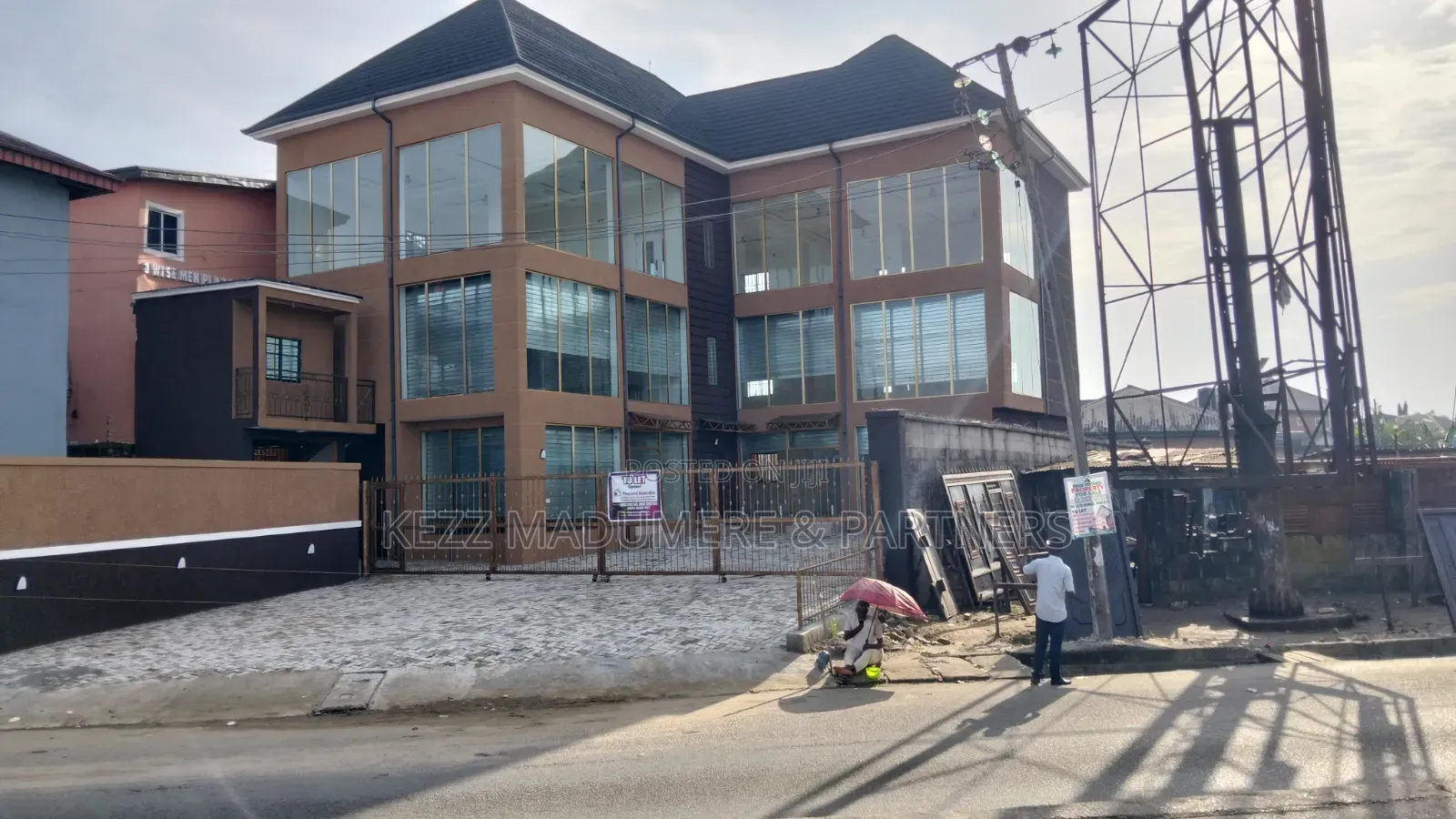 To Let : 2 Storey Plaza for Cooperate Rental Airport Rd Ph in Eliozu