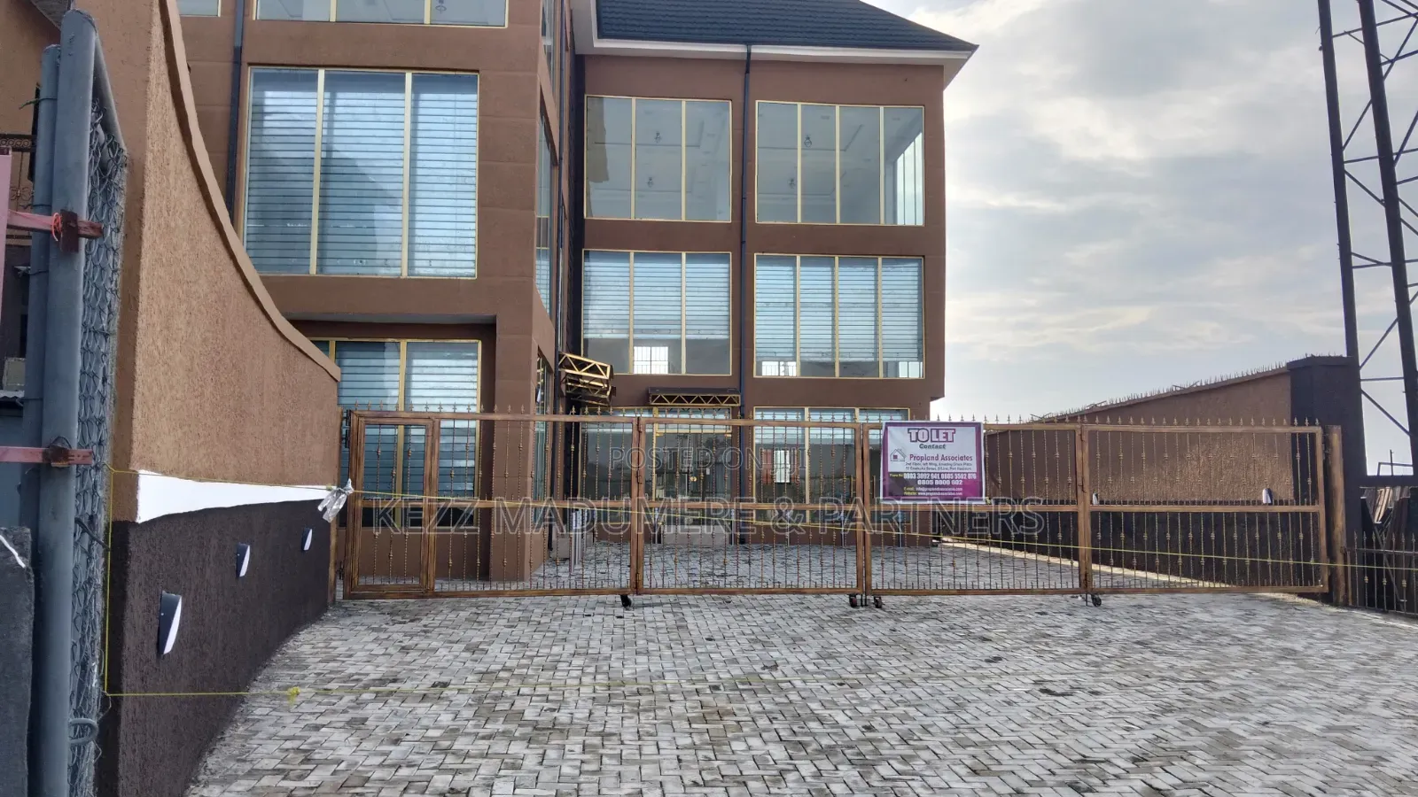 To Let : 2 Storey Plaza for Cooperate Rental Airport Rd Ph in Eliozu