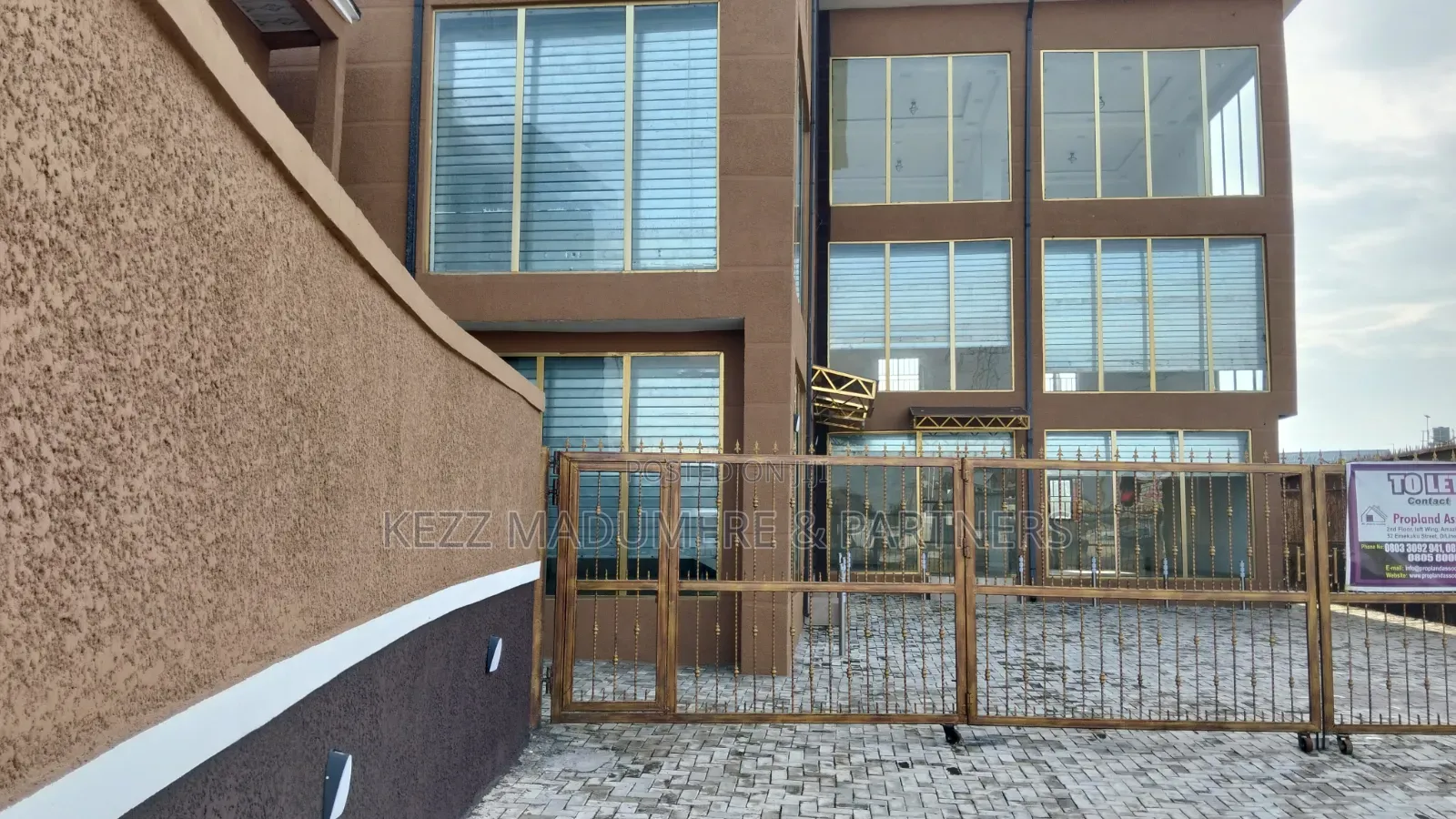 To Let : 2 Storey Plaza for Cooperate Rental Airport Rd Ph in Eliozu