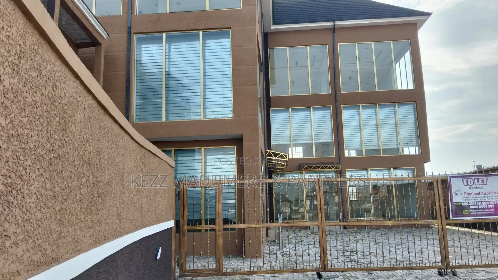 To Let : 2 Storey Plaza for Cooperate Rental Airport Rd Ph in Eliozu