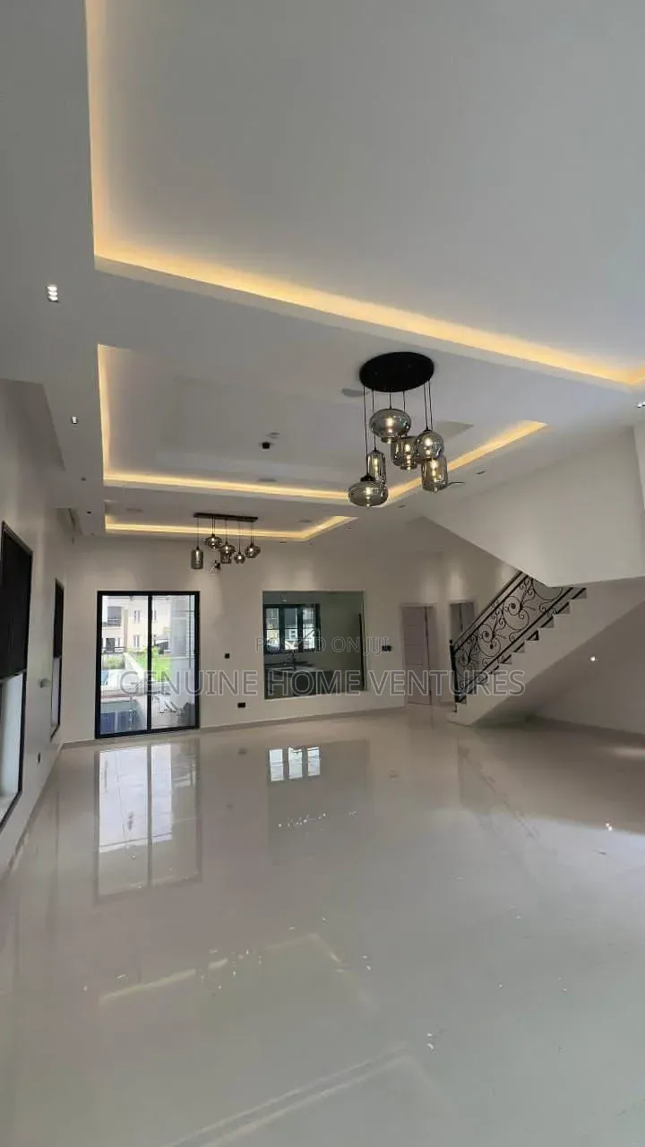 5bdrm Duplex in Pinock Osapa for sale in Osapa london