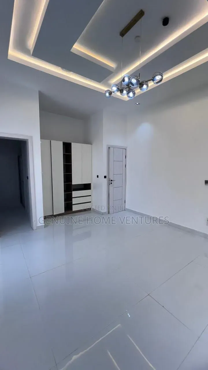 5bdrm Duplex in Pinock Osapa for sale in Osapa london