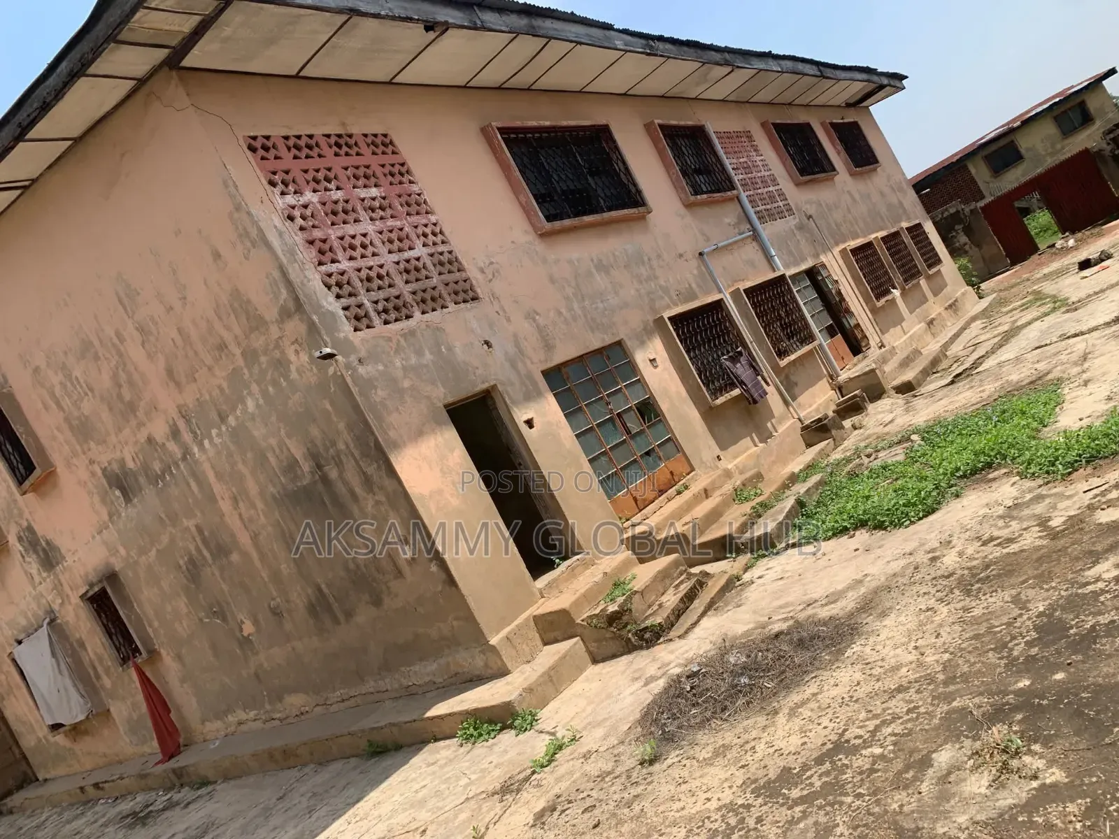 12bdrm Block of Flats in Agbowo. University for sale in Ibadan