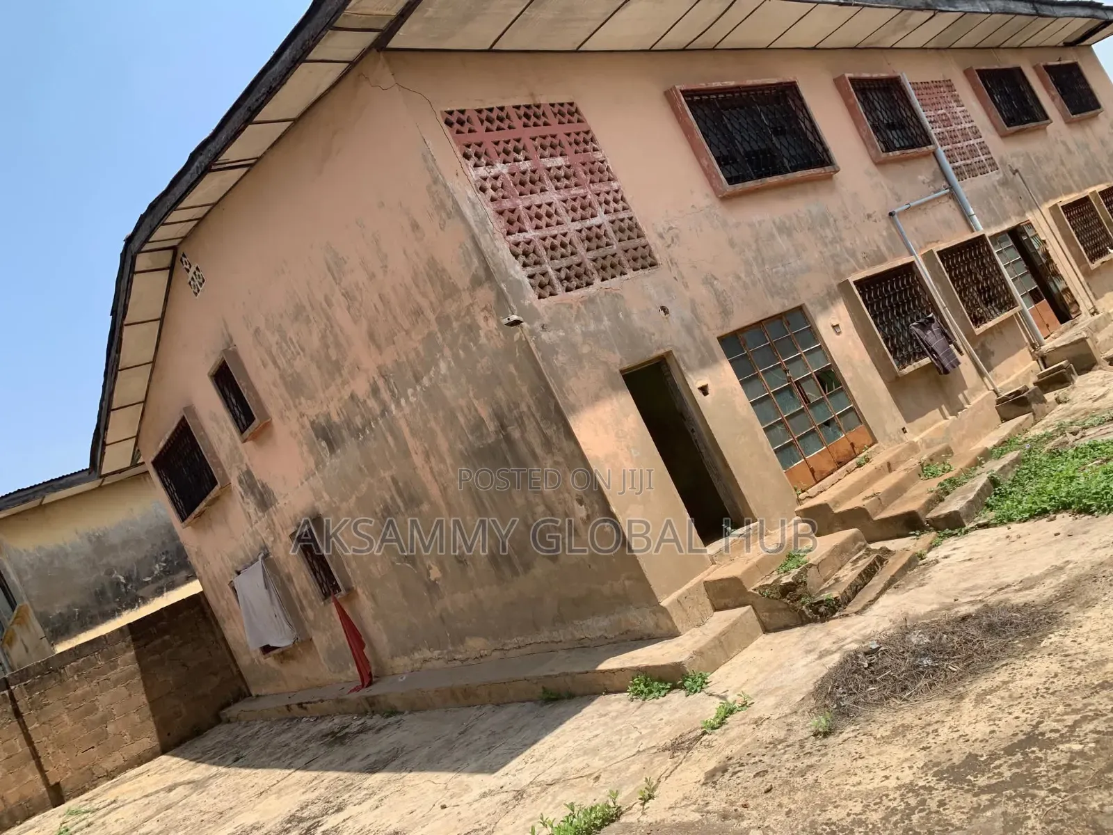 12bdrm Block of Flats in Agbowo. University for sale in Ibadan