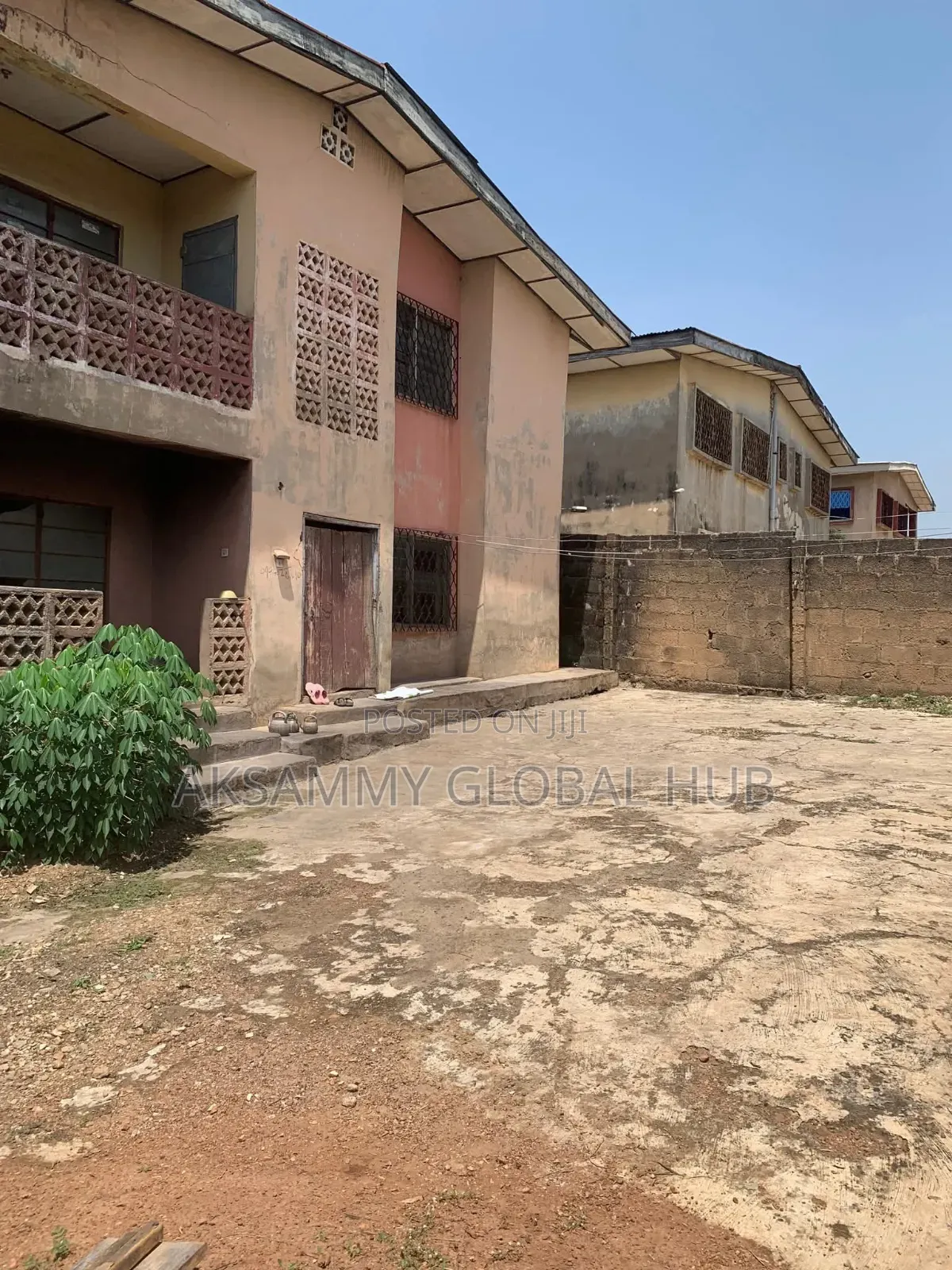 12bdrm Block of Flats in Agbowo. University for sale in Ibadan
