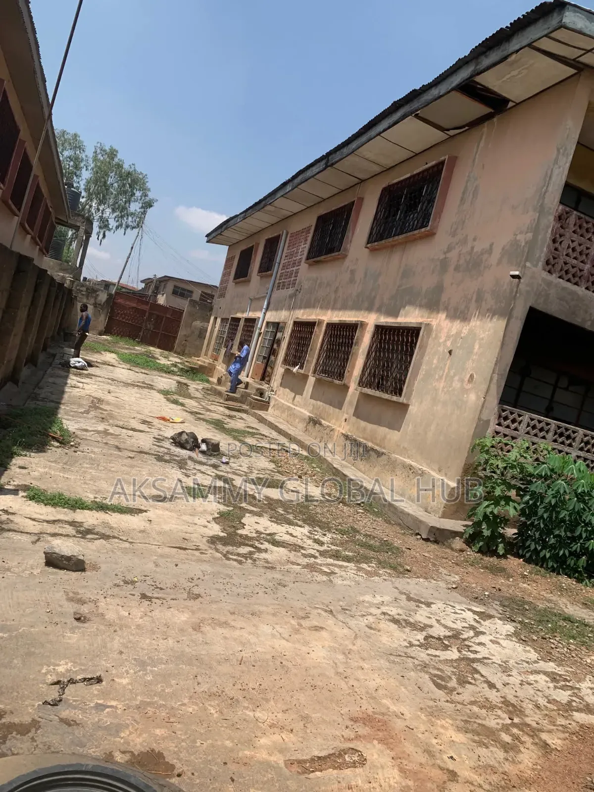 12bdrm Block of Flats in Agbowo. University for sale in Ibadan