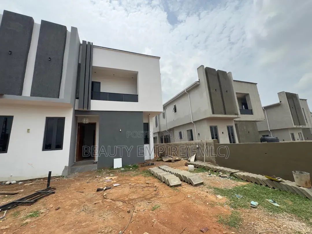 4bdrm Duplex in Jericho Gra for sale in Jericho