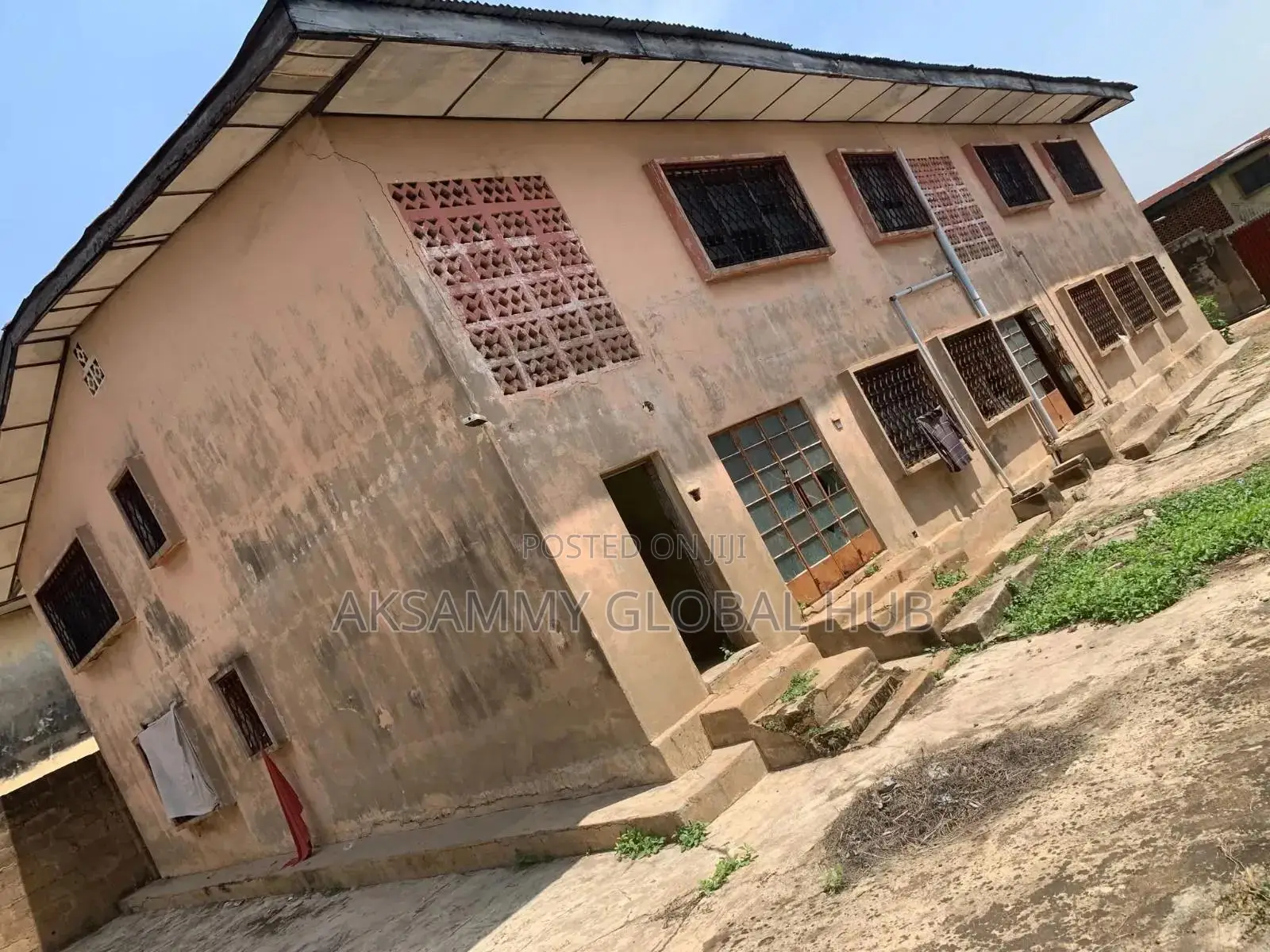 12bdrm Block of Flats in Agbowo. University for sale in Ibadan