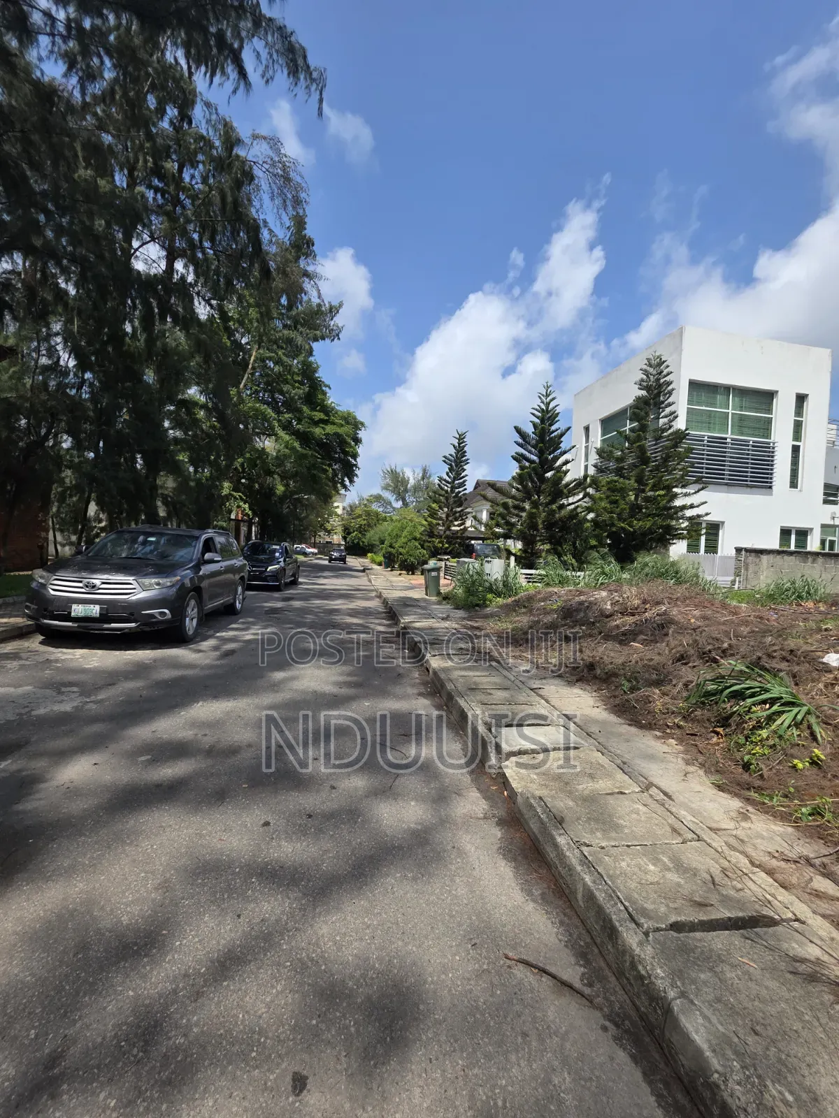 Primed 800sqm Residential Plot in a Beautiful Estate in Chevron