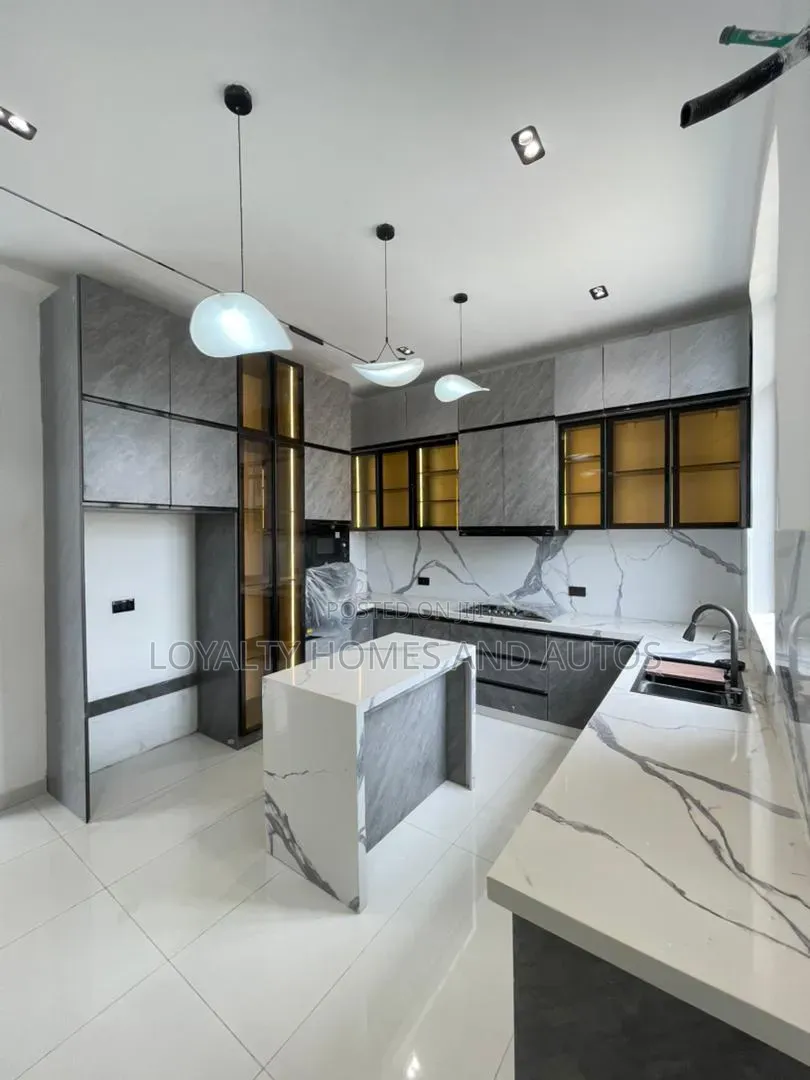 5bdrm Duplex in Chevron for sale in Chevron