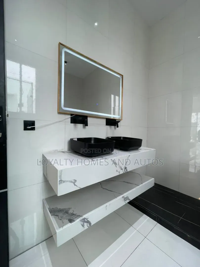 5bdrm Duplex in Chevron for sale in Chevron