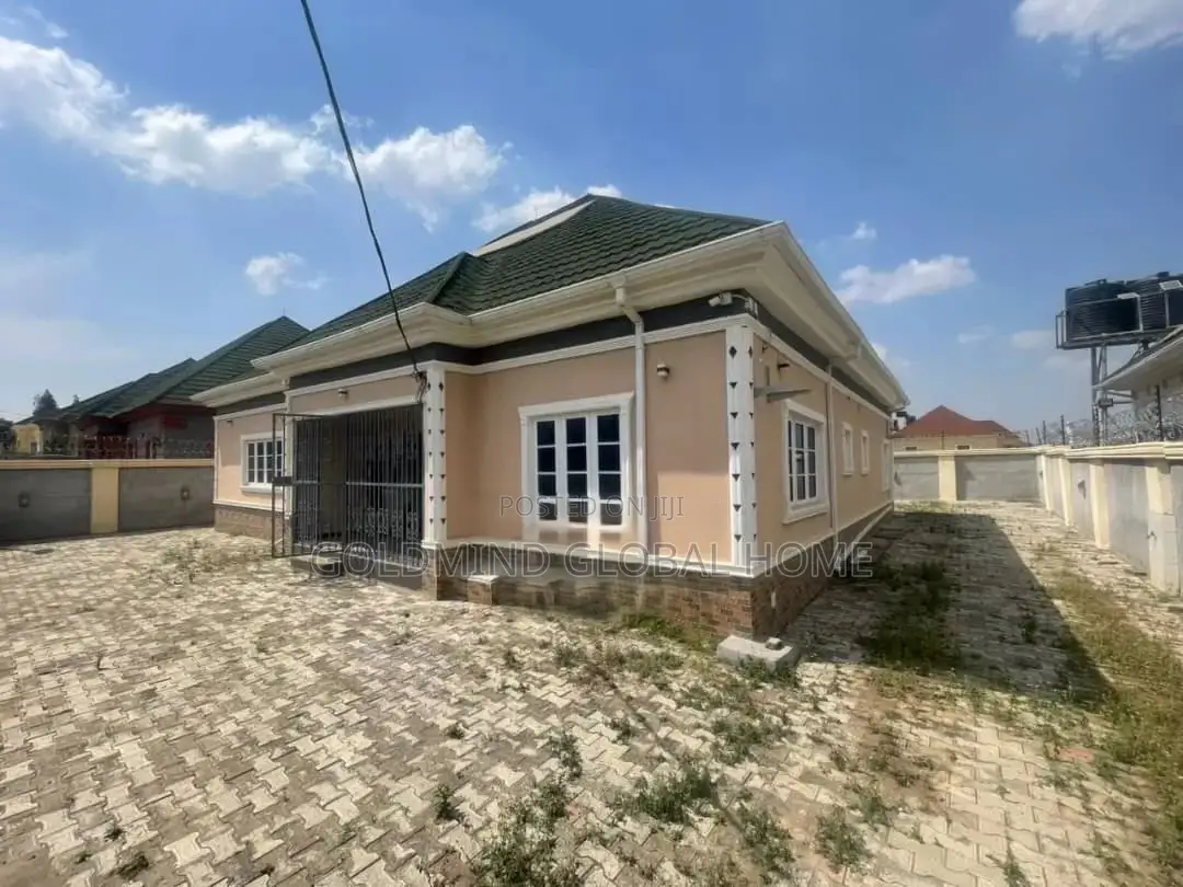 4bdrm Bungalow in Lugbe - Abuja for sale in Sabon Lugbe