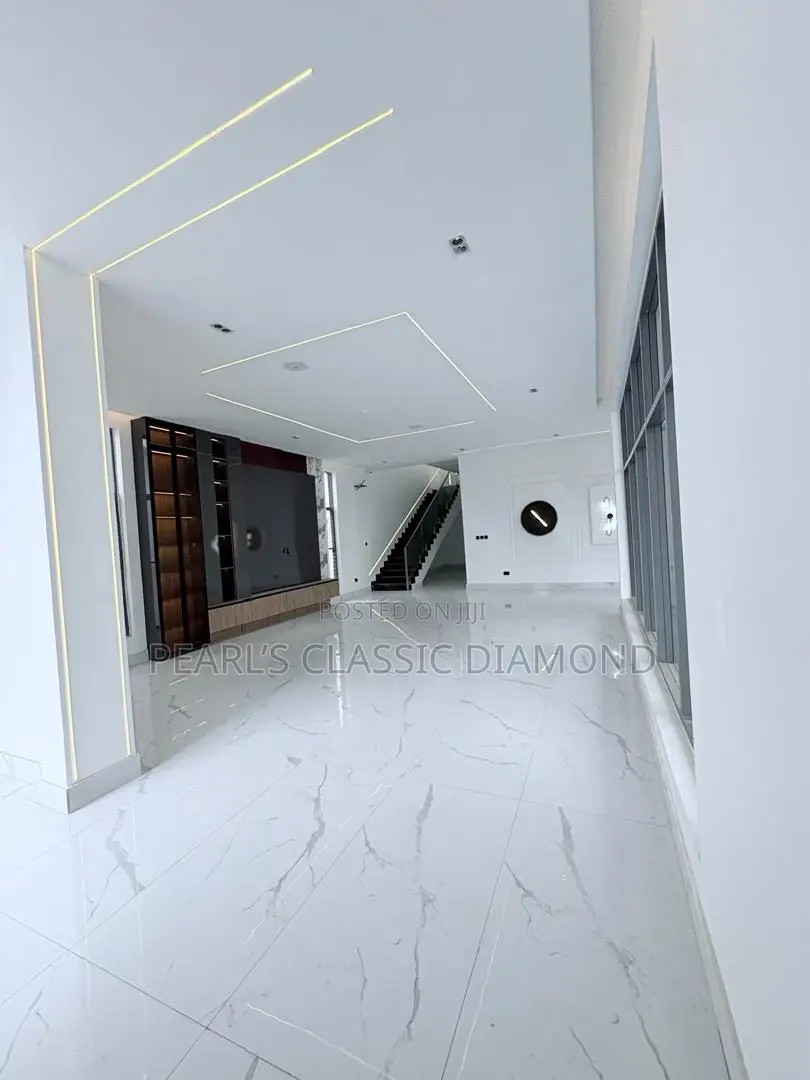 5bdrm Duplex in Ikota for sale in Ikota