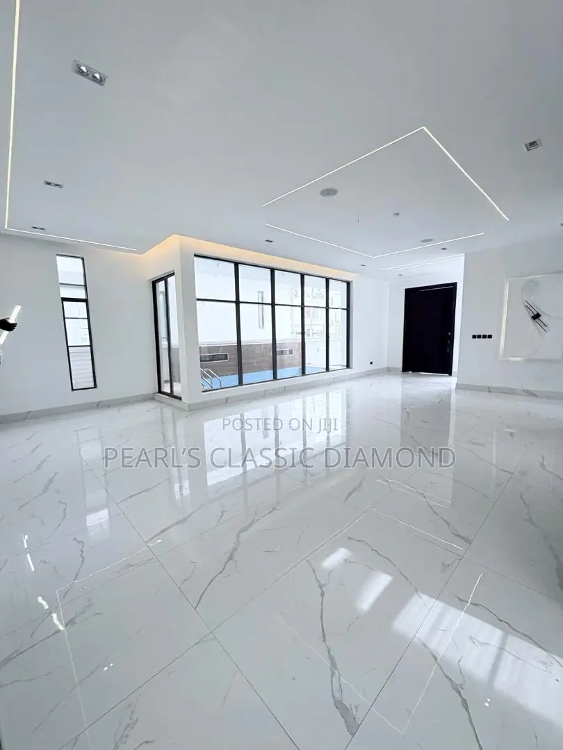 5bdrm Duplex in Ikota for sale in Ikota