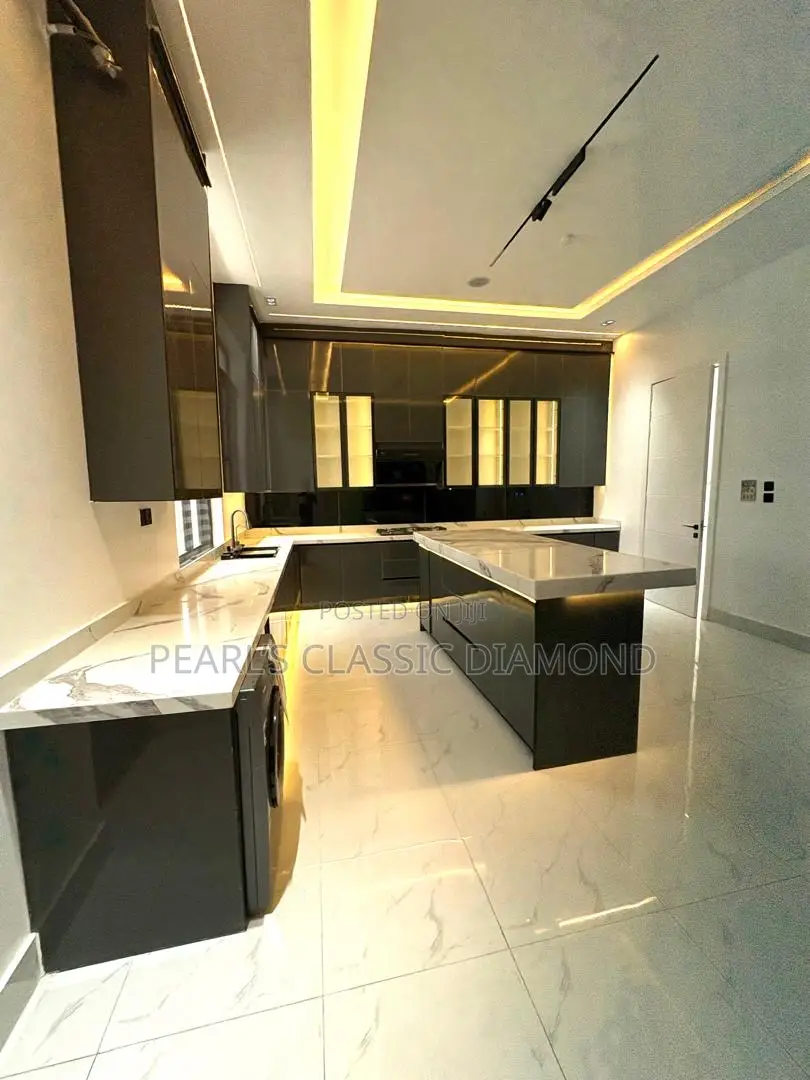 5bdrm Duplex in Ikota for sale in Ikota