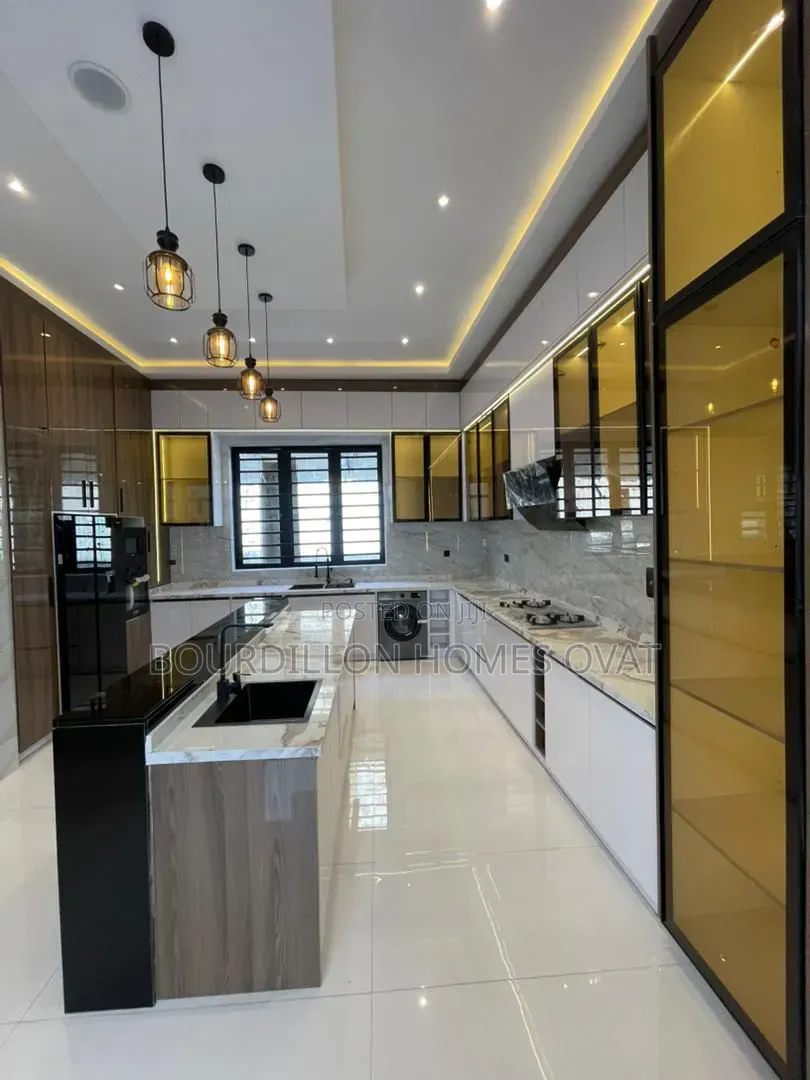 5bdrm Duplex in Megamound Estate for sale in Ikota