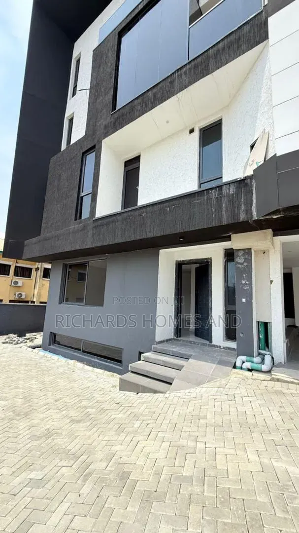 4bdrm Duplex in Osborne Estate for sale in Osborne Foreshore Estate