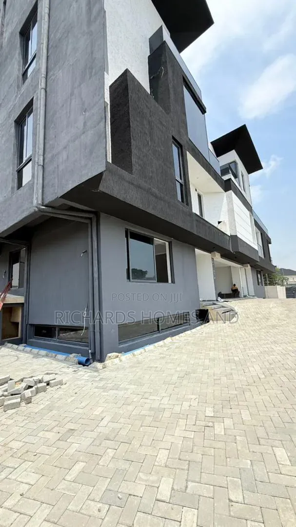 4bdrm Duplex in Osborne Estate for sale in Osborne Foreshore Estate