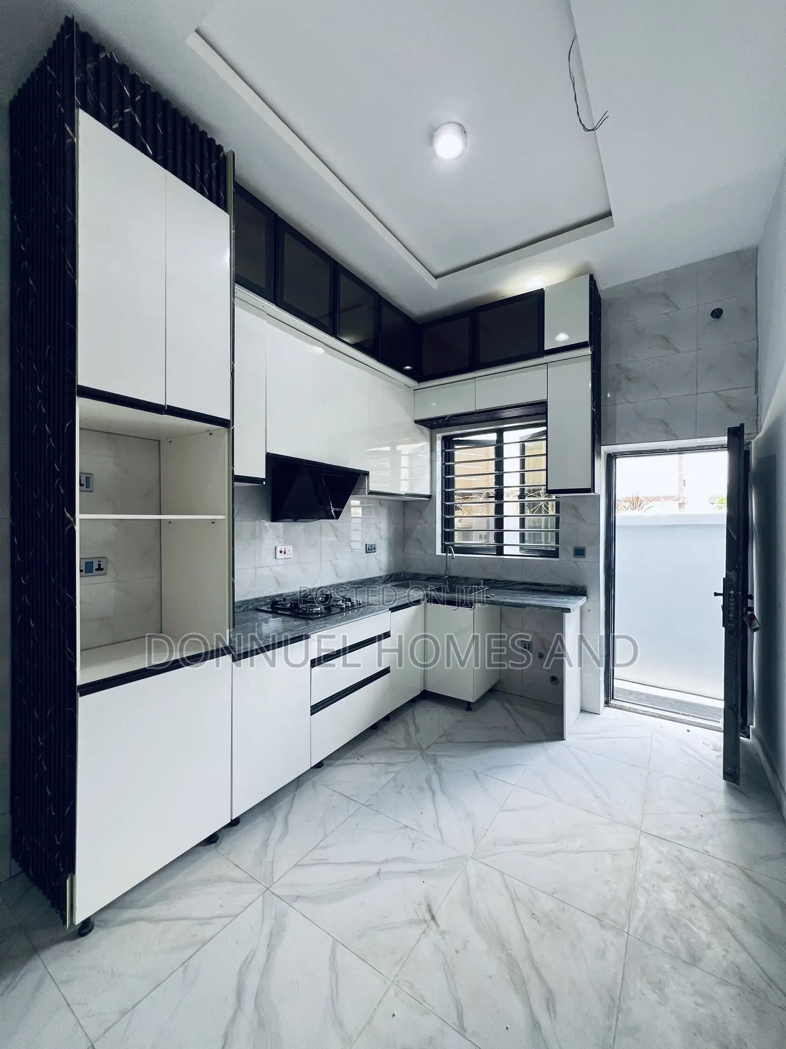2bdrm Apartment in Lekki Expressway for sale in Lekki Expressway