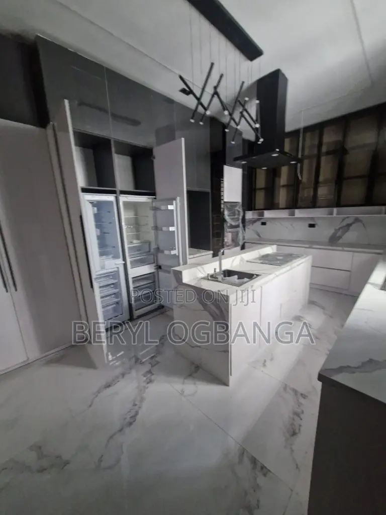 5bdrm Duplex in Lekki Phase 1 for sale in Lekki Phase 1