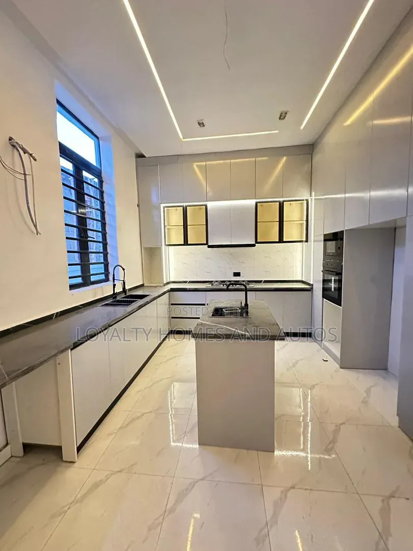 5bdrm Duplex in Ikota for sale in Ikota