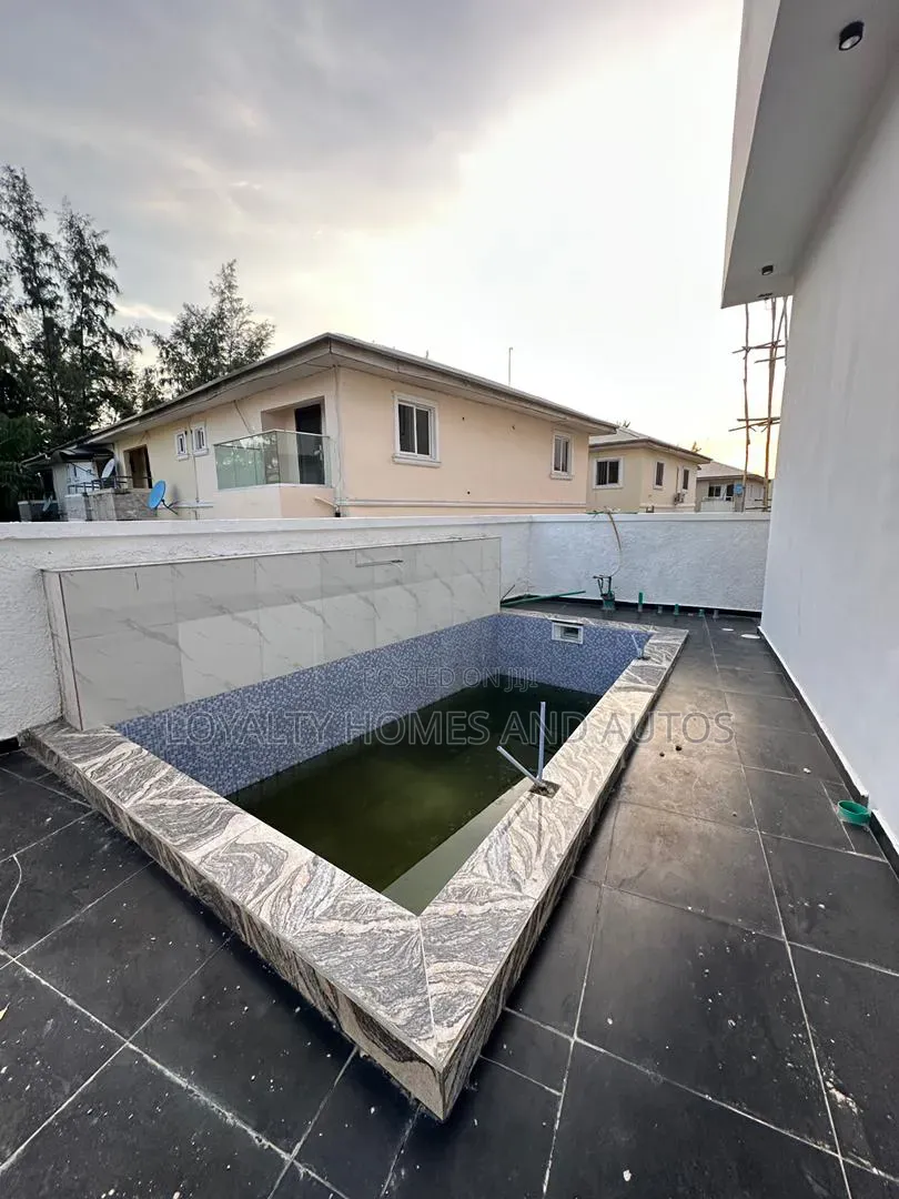 5bdrm Duplex in Ikota for sale in Ikota