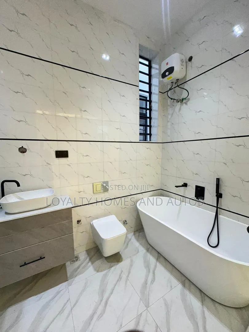 5bdrm Duplex in Ikota for sale in Ikota