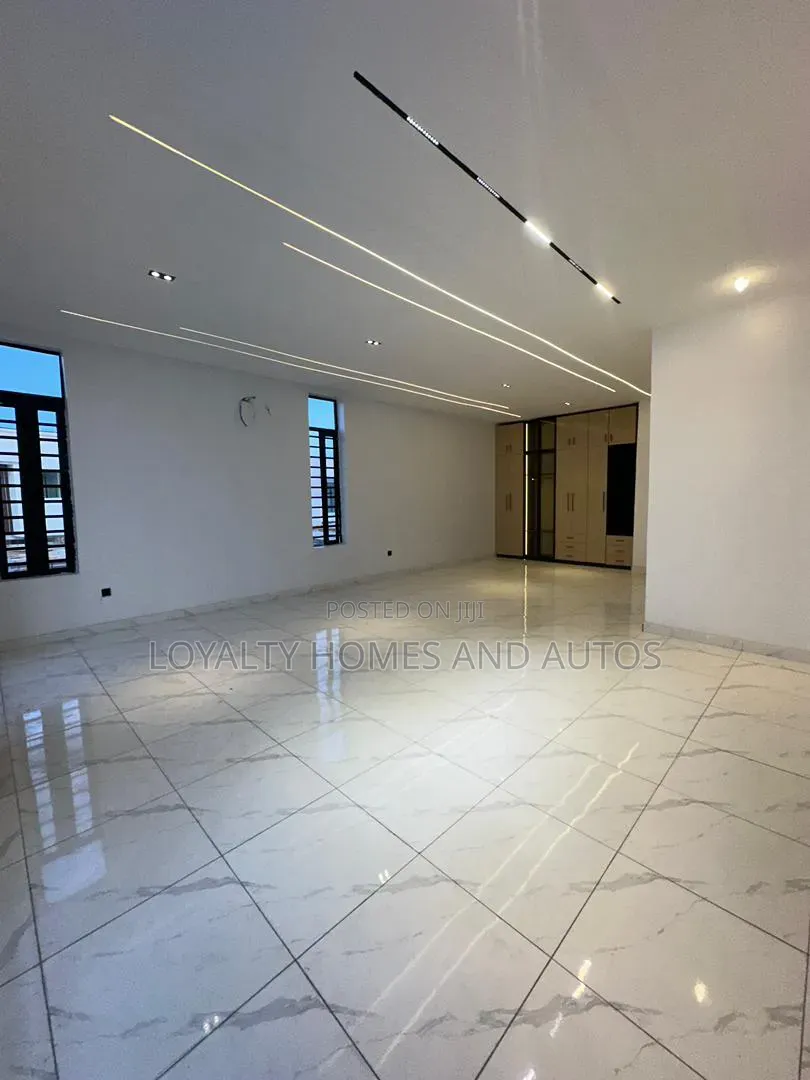5bdrm Duplex in Ikota for sale in Ikota