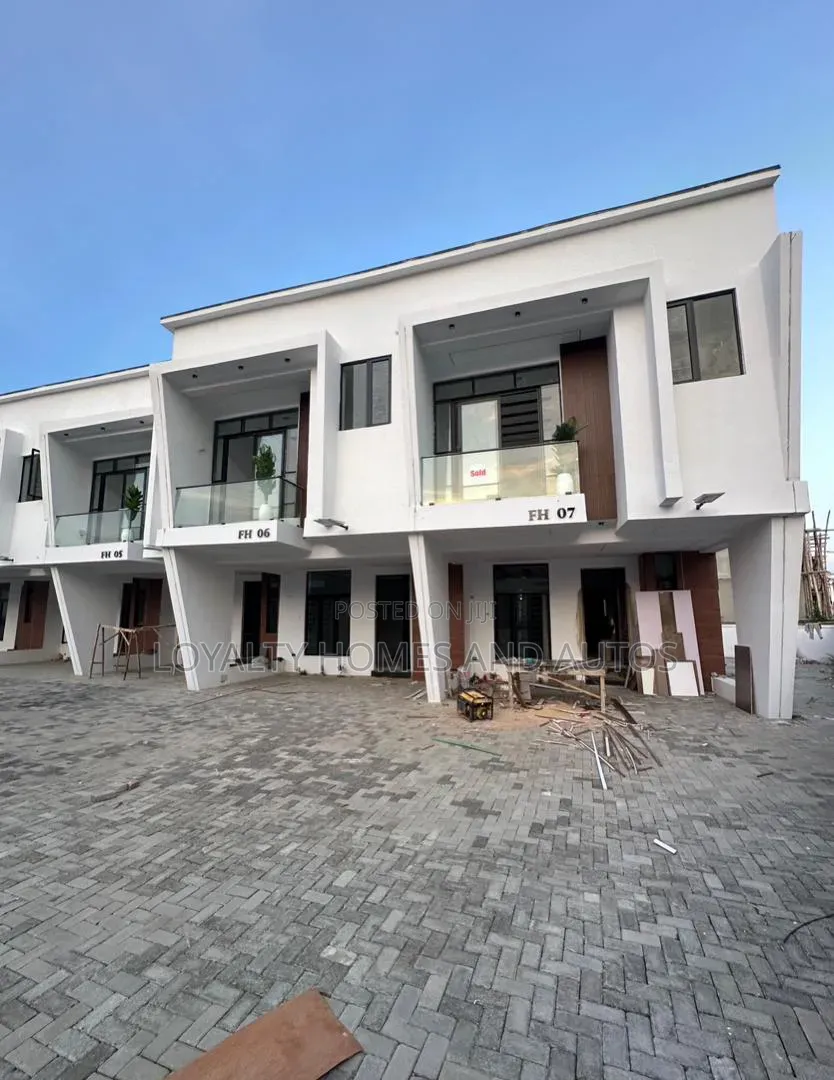 3bdrm Duplex in Ikota for sale in Ikota