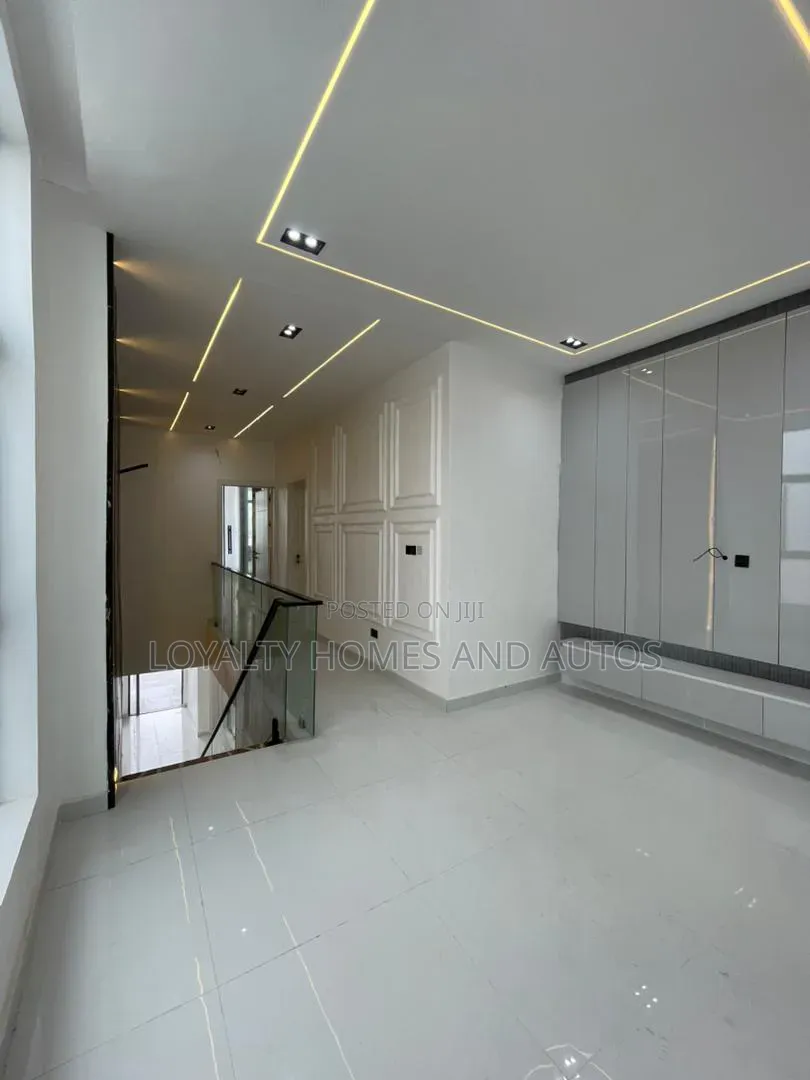 5bdrm Duplex in Ikota for sale in Ikota