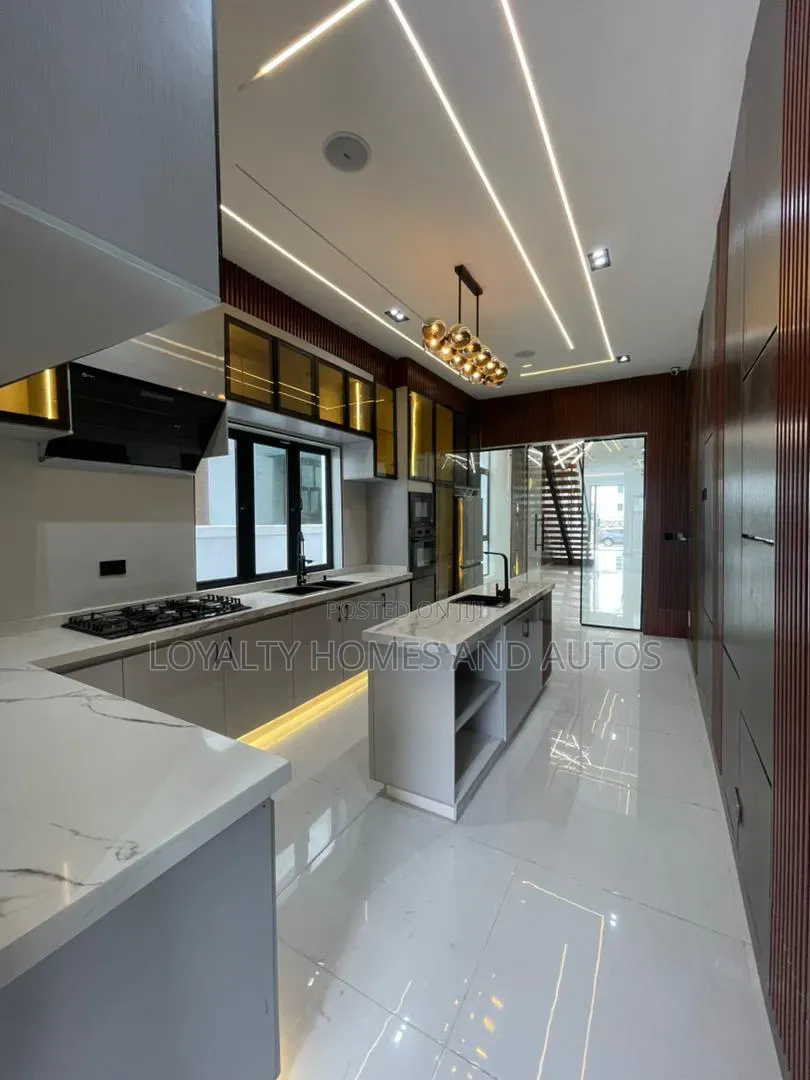 5bdrm Duplex in Ikota for sale in Ikota