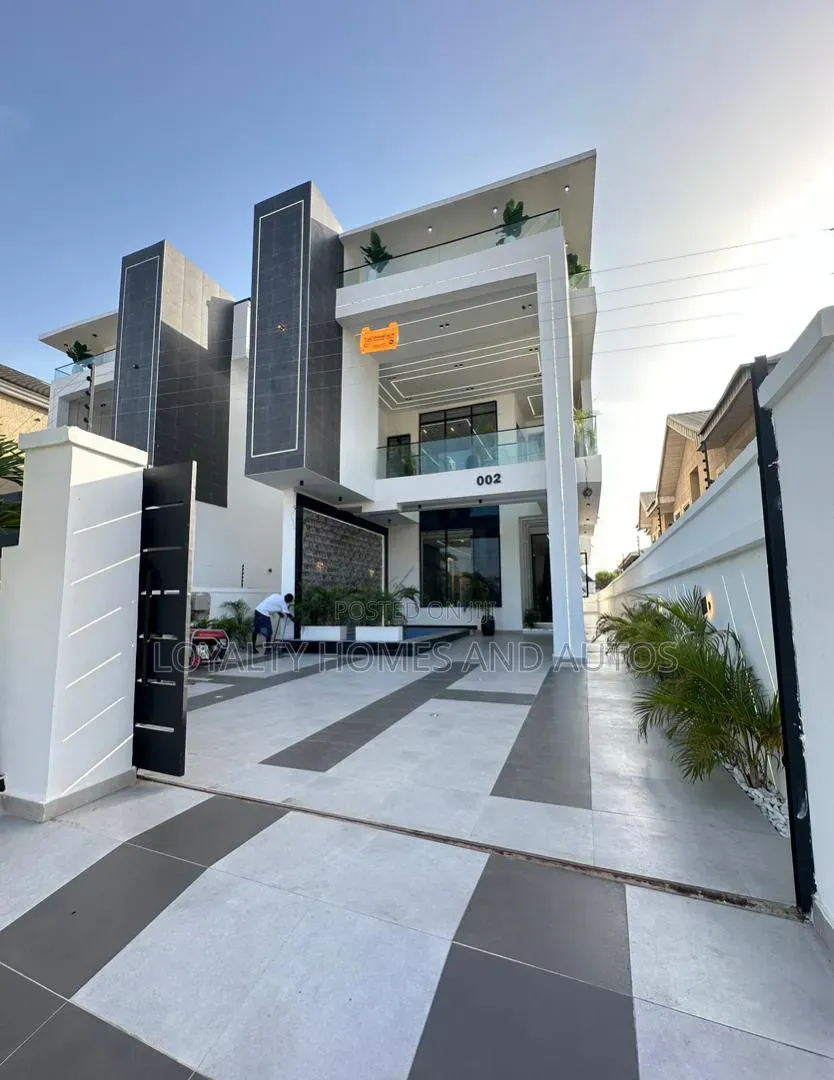 5bdrm Duplex in Ikota for sale in Ikota