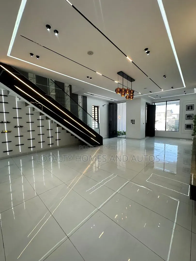 5bdrm Duplex in Ikota for sale in Ikota