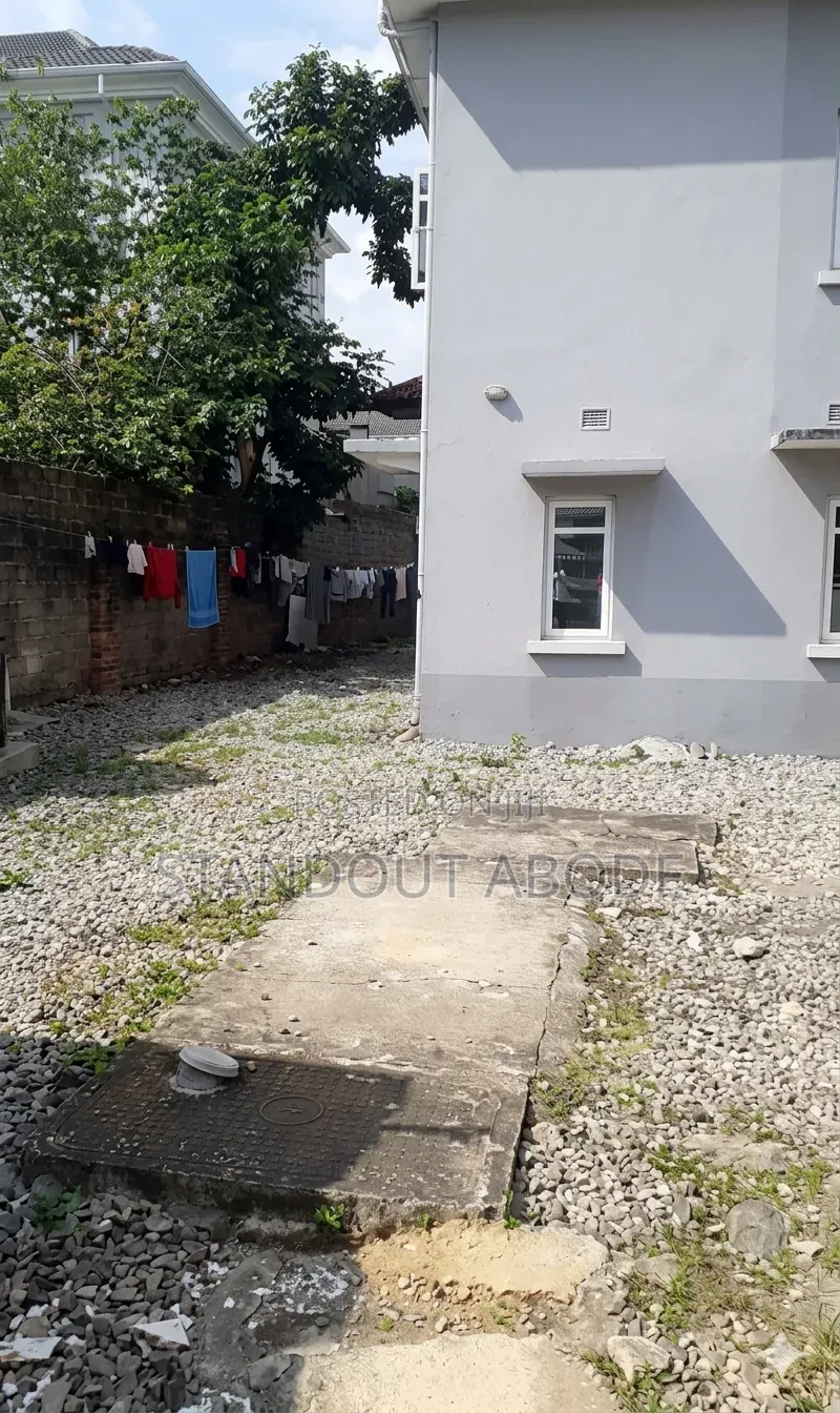 3bdrm Block of Flats in Good Location, Onike for sale in Onike